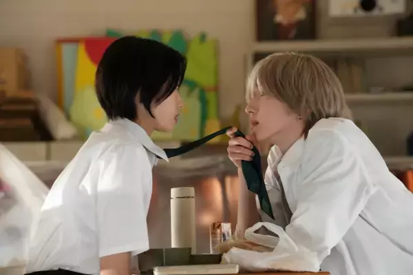 なにわ男子・道枝駿佑、安斉星来のネクタイを引っ張り…映画『うるわしの宵の月』場面写真が公開