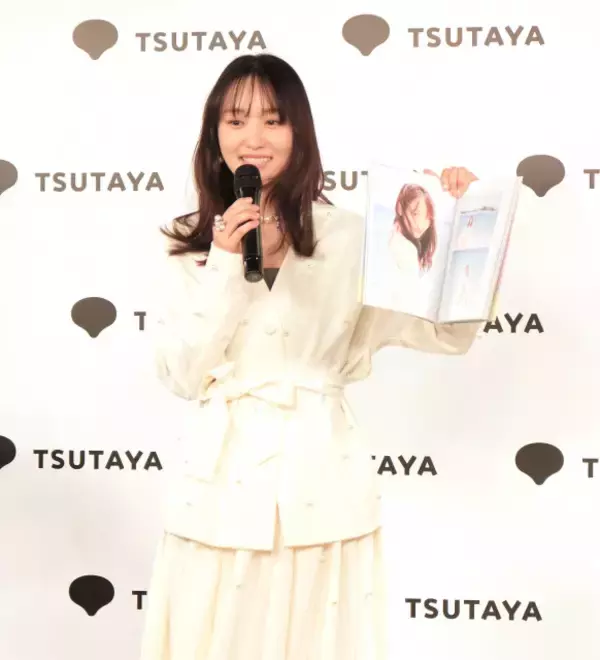 菅井友香「飛行機が石破前総理と一緒の便で」　仕事で驚き！写真集お気に入りカット紹介