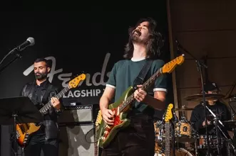 日本好きでスピッツファン　ブルーノ・マーズのバンドでも活躍する“新世代ギターヒーロー”マテウス・アサトがFenderのイベントに登場