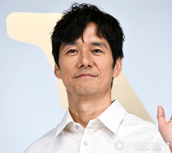 西島秀俊、綾瀬はるかとの舞台裏オフショットに反響「めっちゃ楽しそう」「この緩い感じが好き」