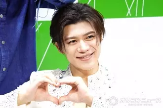 新浜レオン、こっちのけんとに“恋愛下手”と明かされる　あおり受けるも自信満々に歌唱