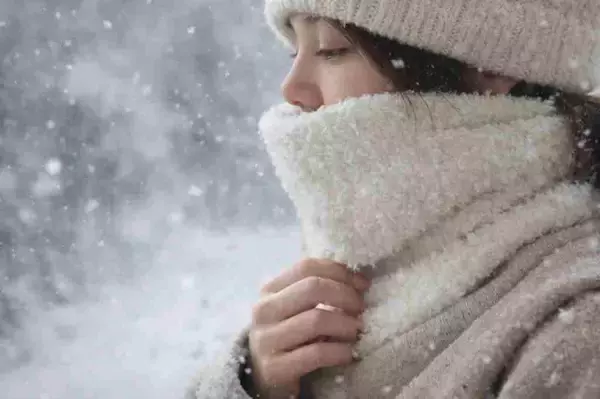 「重ね着より効く？」「厚着してもまだ寒い」体感温度が変わるしっかり“首元防寒”するネックウォーマー