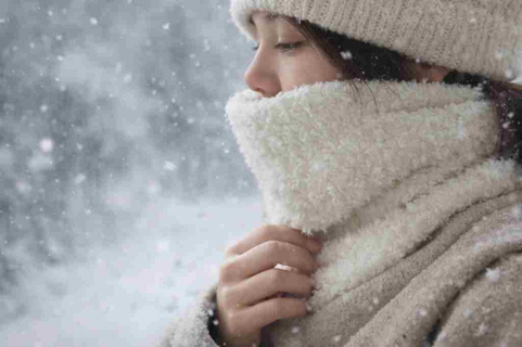 「重ね着より効く？」「厚着してもまだ寒い」体感温度が変わるしっかり“首元防寒”するネックウォーマー