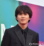 「【横浜国際映画祭】超特急・草川拓弥、シックな黒スーツでレッドカーペット　竹中直人、根岸拓哉らと笑顔」の画像1