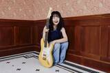 「人気ギタリスト・弓木英梨乃、初のシグネイチャーギター発売　こだわりのイエローをまとったストラトキャスター」の画像1