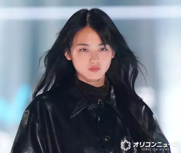 【TGC】櫻坂46・山﨑天、クールな眼差しで観客を魅了　ゆったりシルエットのレザー着こなす