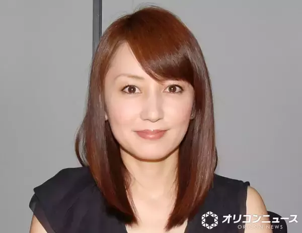 矢田亜希子、ミニ丈ワンピから“生足美脚”がスラリ「イイ脚たまらん」「美脚すぎる」「ブラボーーー」