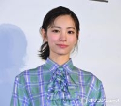 當真あみ、リボンいっぱいコーディネートに笑顔　ディオールイベント来場