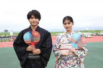 佐藤勝利＆原菜乃華、長岡花火大会にサプライズ登場　映画の“双子花火”再現に思わず「わあ」