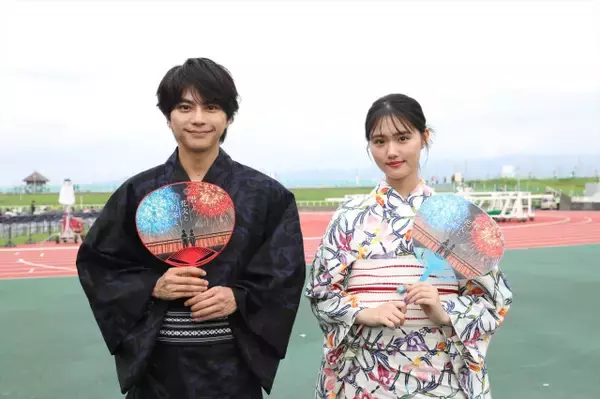 佐藤勝利＆原菜乃華、長岡花火大会にサプライズ登場　映画の“双子花火”再現に思わず「わあ」