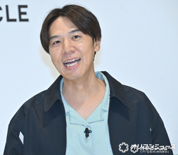 43歳でミシンハマったコカド、“細部”こだわりの新作『ウエストポーチ』公開に“欲しい”声続々「白がかわいいねー」「チャームがカワイイ」