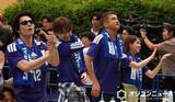 「【W杯2026】日本3点目！INI・西洸人、渋谷のPV会場で大興奮　後席の子どもに話しかける」の画像1