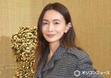 「長谷川京子「あと1センチ深くする？」　胸元ギリギリ“こだわりのVネック”に絶賛の声「見て触って欲しいなあ」」の画像1