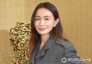 長谷川京子「あと1センチ深くする？」　胸元ギリギリ“こだわりのVネック”に絶賛の声「見て触って欲しいなあ」
