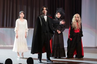 なにわ男子・道枝駿佑“奏多”、漆黒のマントをまといドラキュラ姿に　『M.I.S.S.I.O.N. 歌劇な潜入捜査官』場面写真解禁