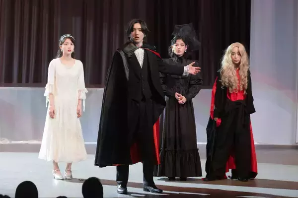 なにわ男子・道枝駿佑“奏多”、漆黒のマントをまといドラキュラ姿に　『M.I.S.S.I.O.N. 歌劇な潜入捜査官』場面写真解禁