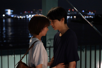 『告白－25年目の秘密－』麻里子（岡崎紗絵）、爽太（松村北斗）を尾行　その背後に復讐が迫る