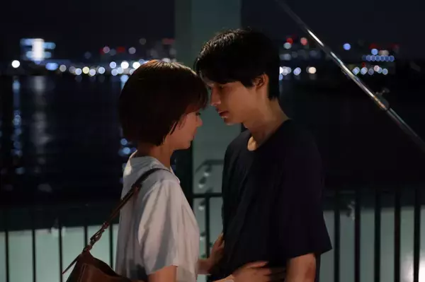 『告白－25年目の秘密－』麻里子（岡崎紗絵）、爽太（松村北斗）を尾行　その背後に復讐が迫る