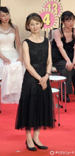 吉本新喜劇のマドンナ「来年還暦」高橋靖子のドレス姿にどよめき…「きれいー！」  『吉本新喜劇座員総選挙2026』