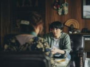 高杉真宙、金髪ジョッキー役から一転、“優しすぎる長男”に　演技の振り幅を見せる主演映画の場面写真＆お茶目なオフショットも