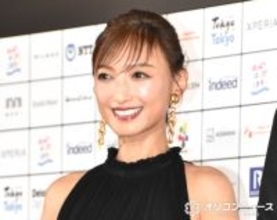 54歳・望月理恵、超ミニスカ×白シャツの春コーデでモデル撮影「足細っ」「モッチーさんの美脚はもはや芸術作品」「国宝級の美貌」
