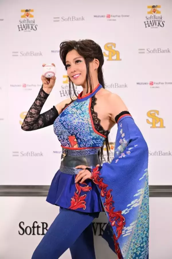 藤原紀香、“明治版”キャッツアイ姿でPayPayドーム降臨　“ノーバン”に大歓声「人生で初めて届きました」