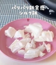 余った餅→“ぱりぱりのシルク”に変身…大胆アレンジが話題「凄！」「視点の引き出しが天才すぎる！」　【作り方動画あり】