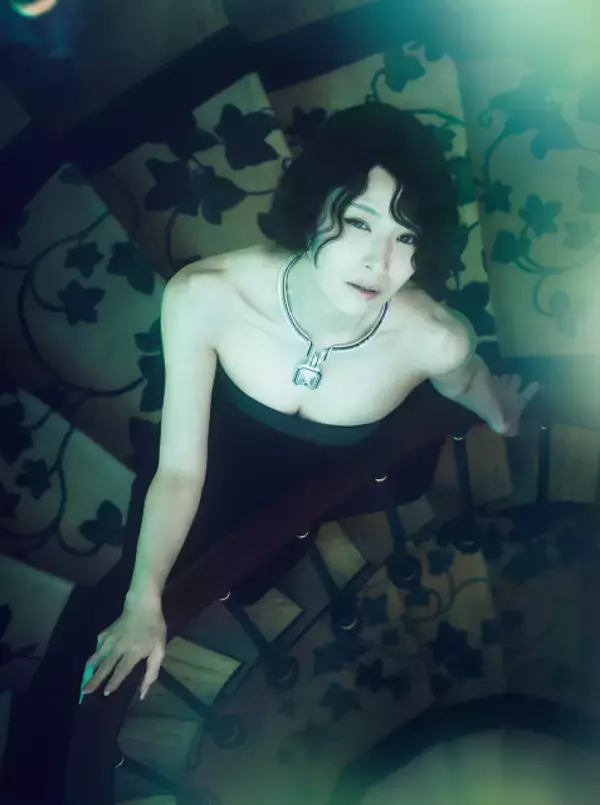 椎名林檎、圧倒的な存在感を放つ　パリでブシュロンのハイジュエリーを纏い降臨