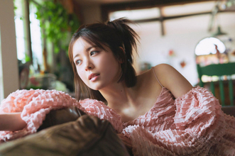 乃木坂46・筒井あやめ、バッサリ切ったボブヘアで初グラビア　“愛”をテーマに撮影