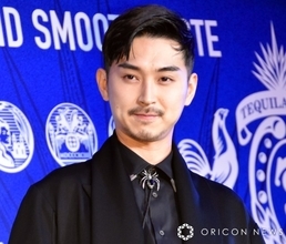 松田翔太、ポルシェカイエンと海外を満喫　“大人の遠足”公開に反響「カッコ良すぎる」