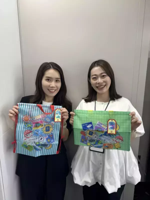 JAL、夏休み国内線「お子さま向け」プレゼント…開発担当者が披露　巾着ナップザック、レッスンバッグなど【概要】