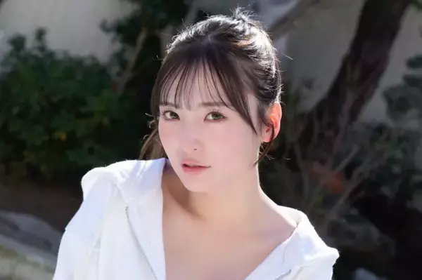 “あざと可愛いボディ”由良ゆら、憧れの雑誌『ヤングキングBULL』表紙登場「恥ずかしくなっちゃうくらい大人になっていて」