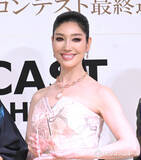 「アンミカ、『ベストフォーマルウェアアワード』3年連続受賞で殿堂入り　自身がデザインした豪華ドレスで登場」の画像1