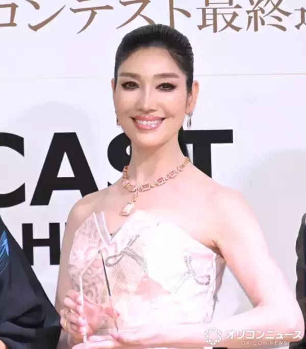 アンミカ、『ベストフォーマルウェアアワード』3年連続受賞で殿堂入り　自身がデザインした豪華ドレスで登場