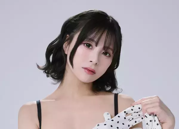 元AKB48・現「煌めき☆アンフォレント」リーダー・佐藤栞の現在地　ナチュラルな水着から「アイドル全開」の姿まで