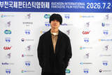 「WEST.重岡大毅、初韓国＆国際映画祭で舞台あいさつ参加　ファンから歓声浴びる「思い出の場所になりました」」の画像1