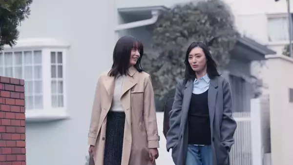 山本美月×栗山千明、バックハグ＆手の甲へキス　『おとなになっても』地上波初放送に原作者からメッセージ