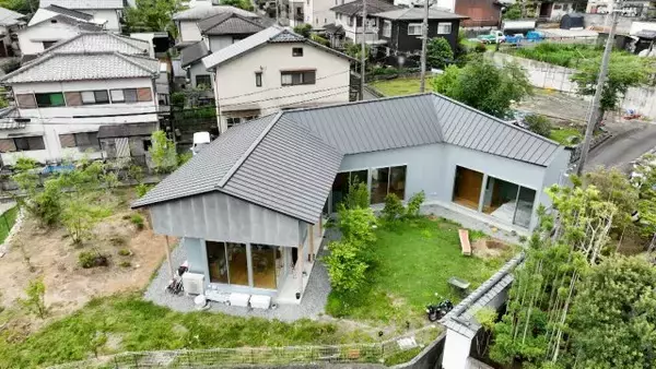 180坪“訳あり物件”に建てたCの字ハウス、夫妻の理想を実現【住人十色】
