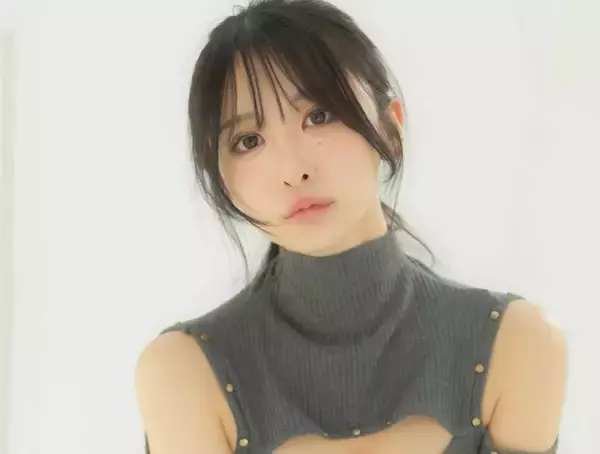 真島なおみ、肌見せグレーニット＆王道ミニスカ×ニーハイ衣装で大胆グラビア「『これ真島の私服じゃない？』って言われました」