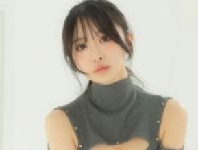 真島なおみ、肌見せグレーニット＆王道ミニスカ×ニーハイ衣装で大胆グラビア「『これ真島の私服じゃない？』って言われました」