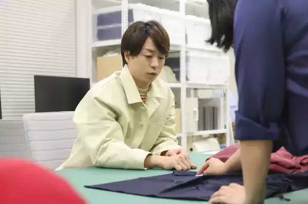 櫻井翔、スウェットを監修　こだわりの“赤”は「ファンの方とも近い距離にある色」
