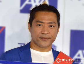 “孫にデレデレ”はなわ「可愛すぎてたくさん買っちゃう」　妻＆孫との“散歩ショット”公開「こんなに大きくなったんですね！」
