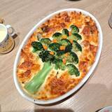 「“ダイナミック”な「クリスマスツリーグラタン」が話題　ブロッコリーで作る大胆料理、水溜りボンド・トミーも絶賛」の画像1