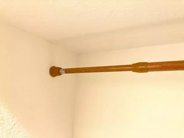 “突っ張り棒”が何度も落ちる問題を解決…自衛隊が教える“絶対外れない”設置方法に反響「試したらいい感じ」「助かります」