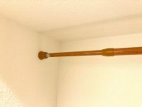 “突っ張り棒”が何度も落ちる問題を解決…自衛隊が教える“絶対外れない”設置方法に反響「試したらいい感じ」「助かります」