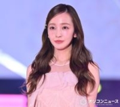 板野友美、ふんわりドレスで美脚披露　エレガント雰囲気放つ