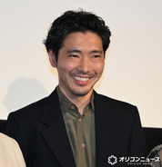 柄本佑、野焼き背景のポスターで誤解される　近所の人から心配される「『この家族は死ぬの？』って」