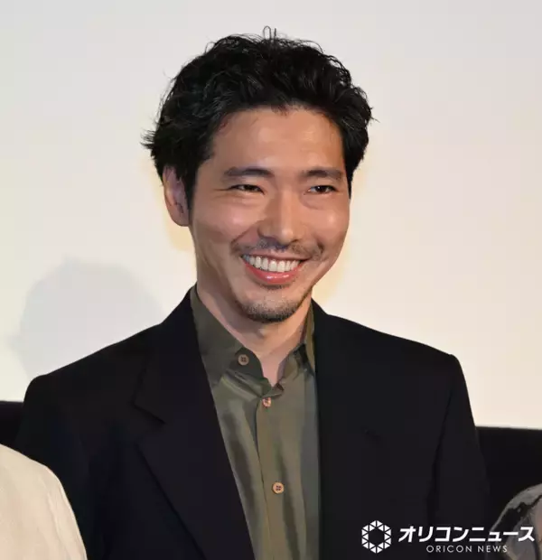 柄本佑、野焼き背景のポスターで誤解される　近所の人から心配される「『この家族は死ぬの？』って」