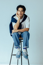 錦戸亮、ABCマート限定Vans「Summer Denim Pack」モデルに「自分も41歳ですけど、堂々と履けますね」