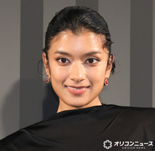 ローラ、“ハマっている”日本の伝統ヘアアレンジを披露　かんざし姿に「キュート」「似合う」と反響
